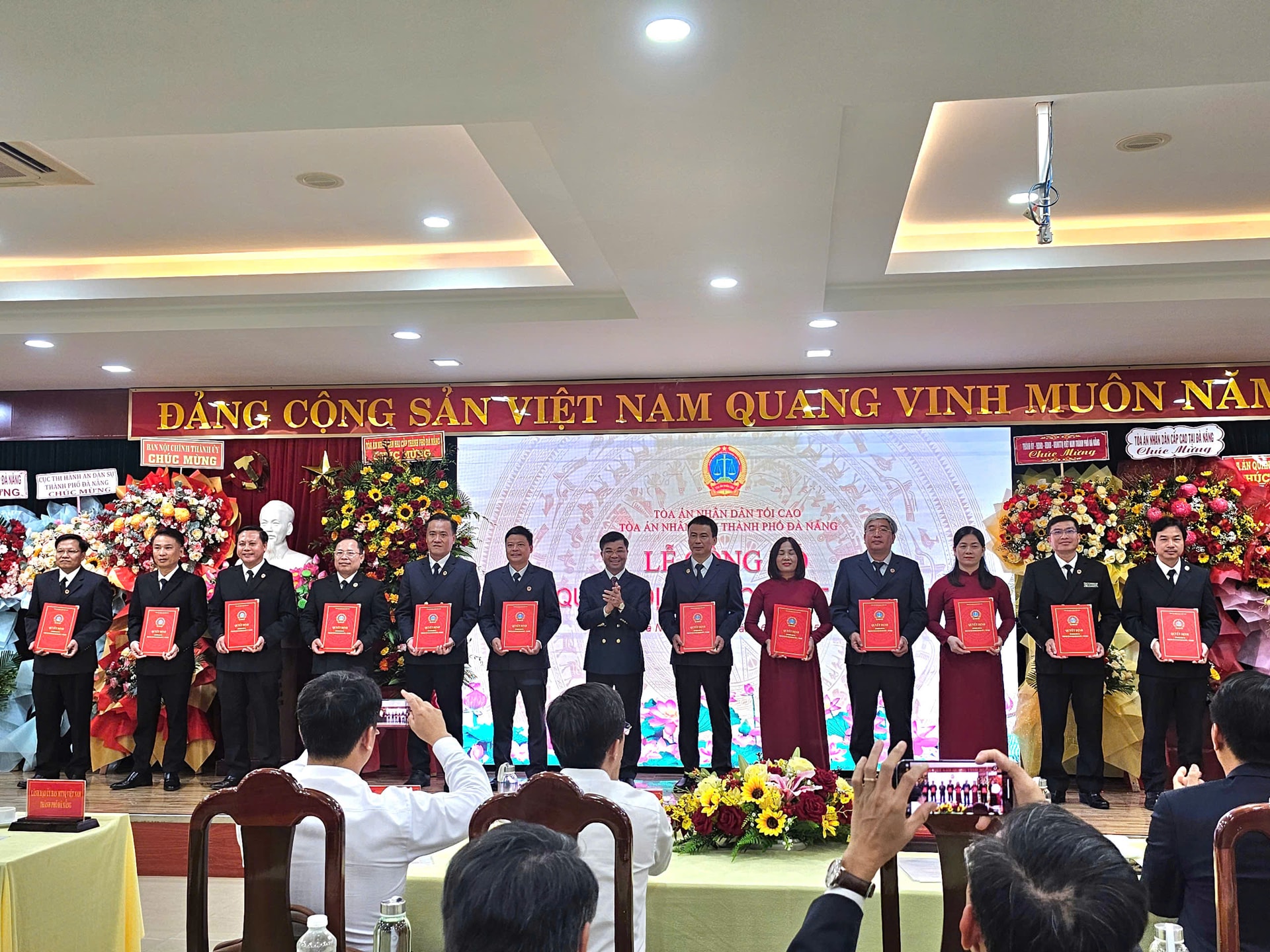 Trao quyết định bổ nhiệm Phó Chánh án TAND Thành phố, Chánh án, Phó Chánh án TAND khu vực Đà Nẵng