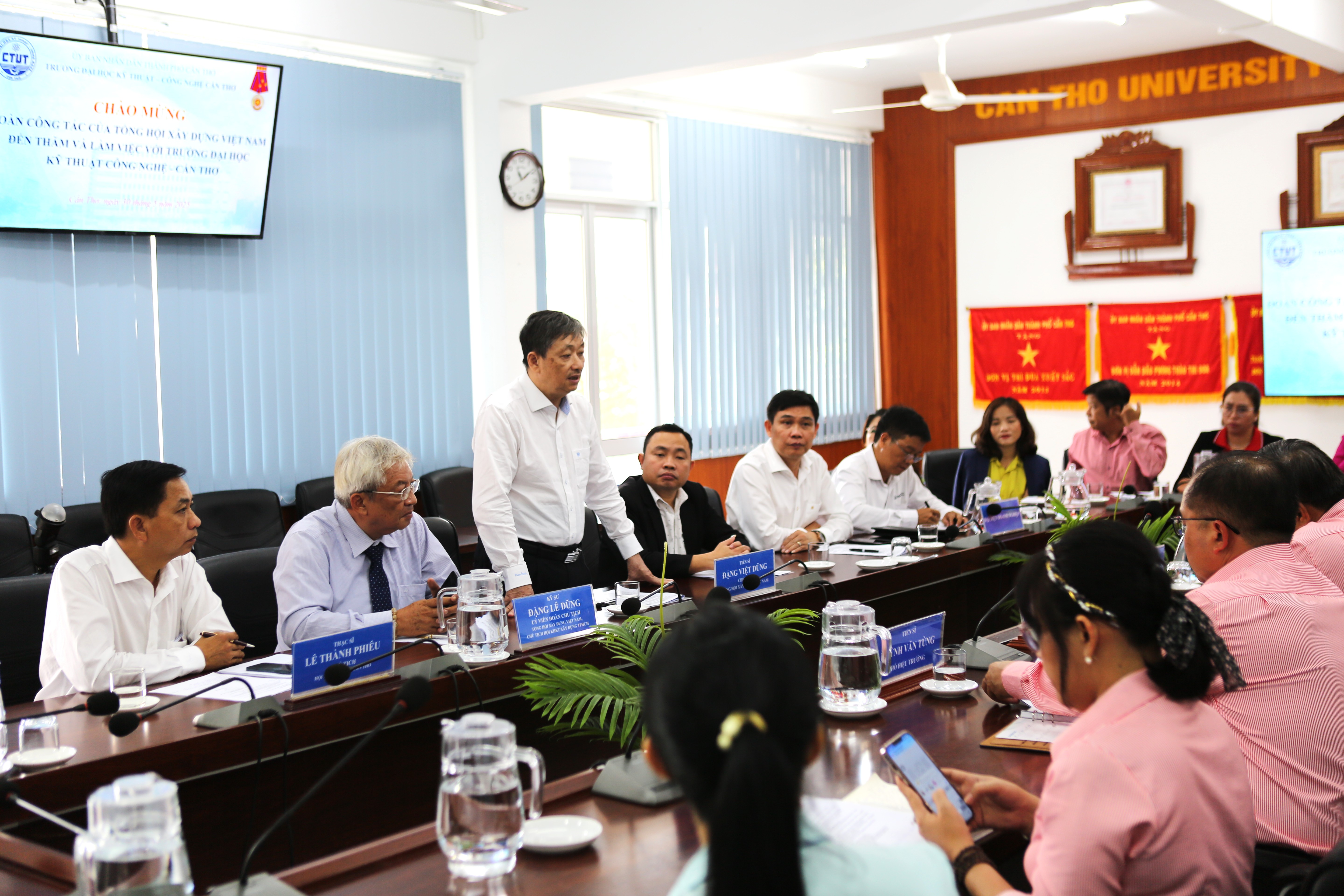 Đoàn công tác Tổng hội Xây dựng Việt Nam làm việc với Trường ĐH Kỹ thuật – Công nghệ Cần Thơ