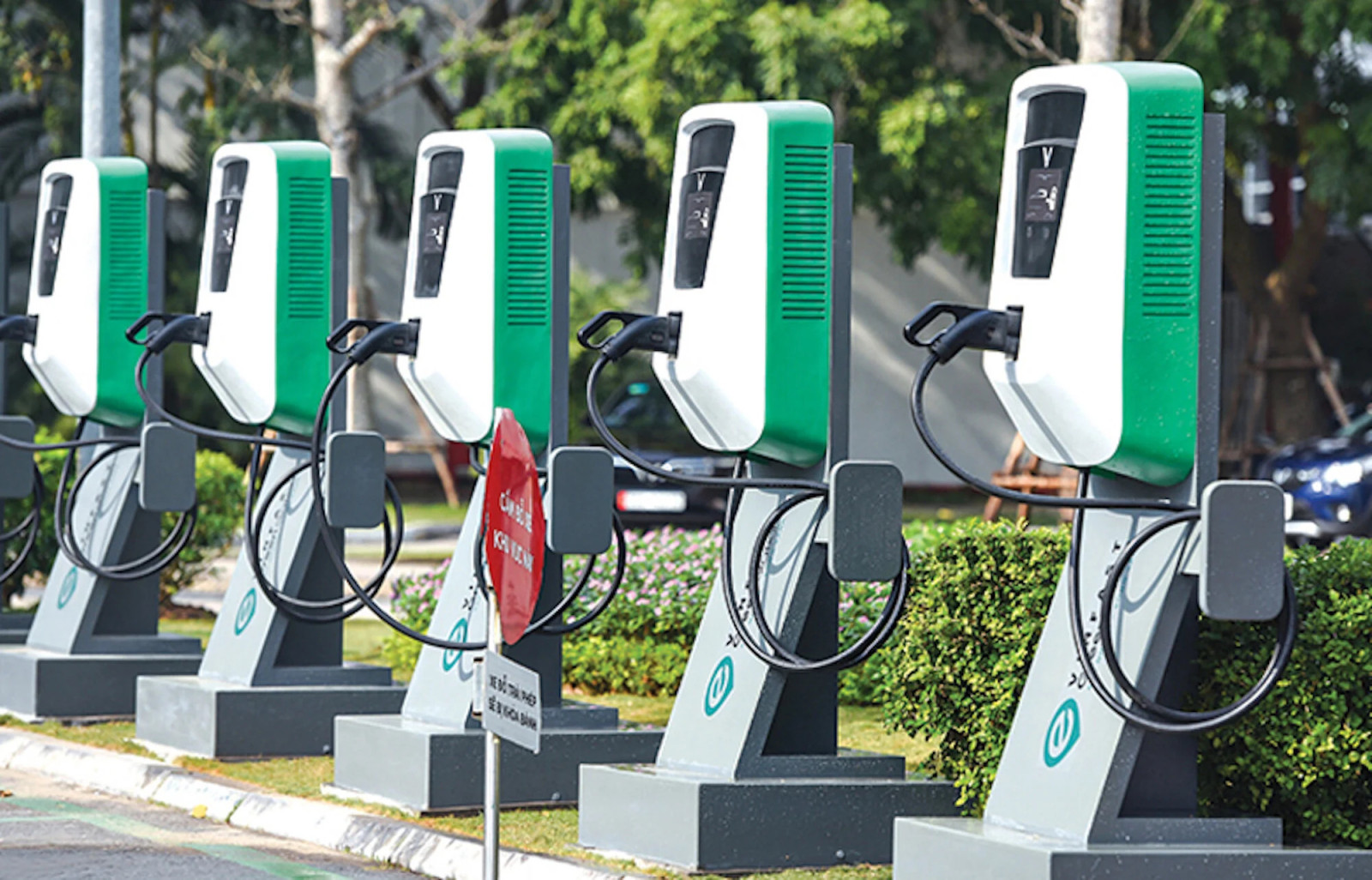 Hà Nội đề xuất gần 1.400 vị trí lắp đặt trạm sạc xe điện