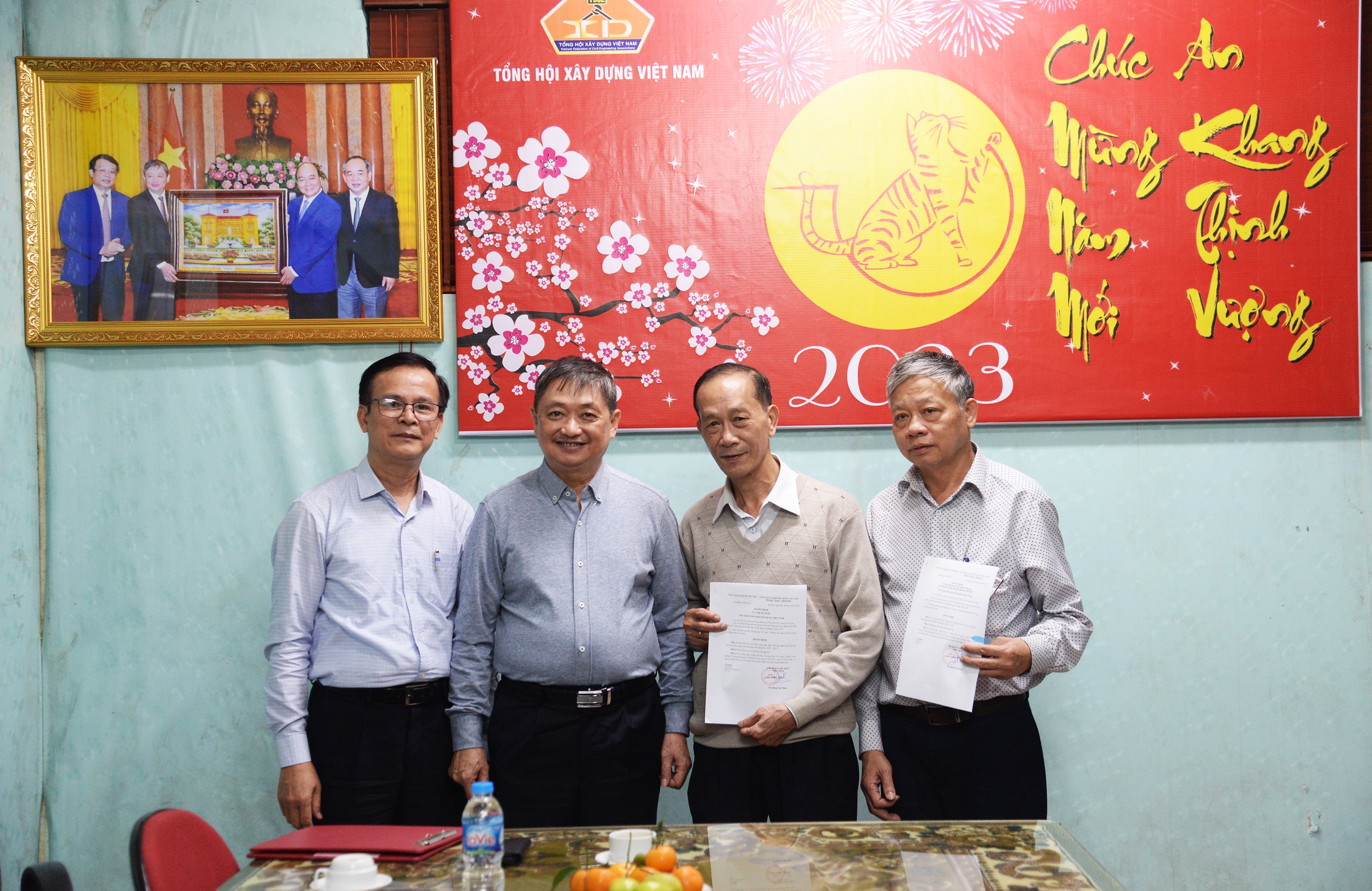 Trao quyết định bổ nhiệm Phó ban Kinh tế Tổng hội Xây dựng Việt Nam cho TS Lê Văn Long