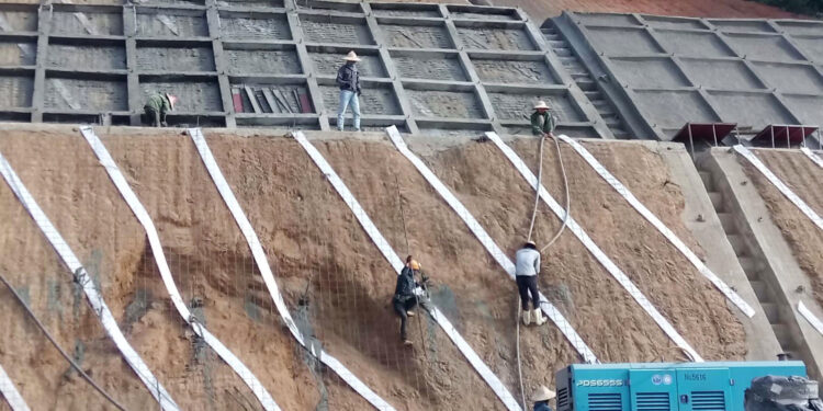 Phân tích các yếu tố ảnh hưởng đến tính an toàn và ổn định của thành hố đào khi được gia cố bằng đinh đất trong xây dựng hầm đặt nông