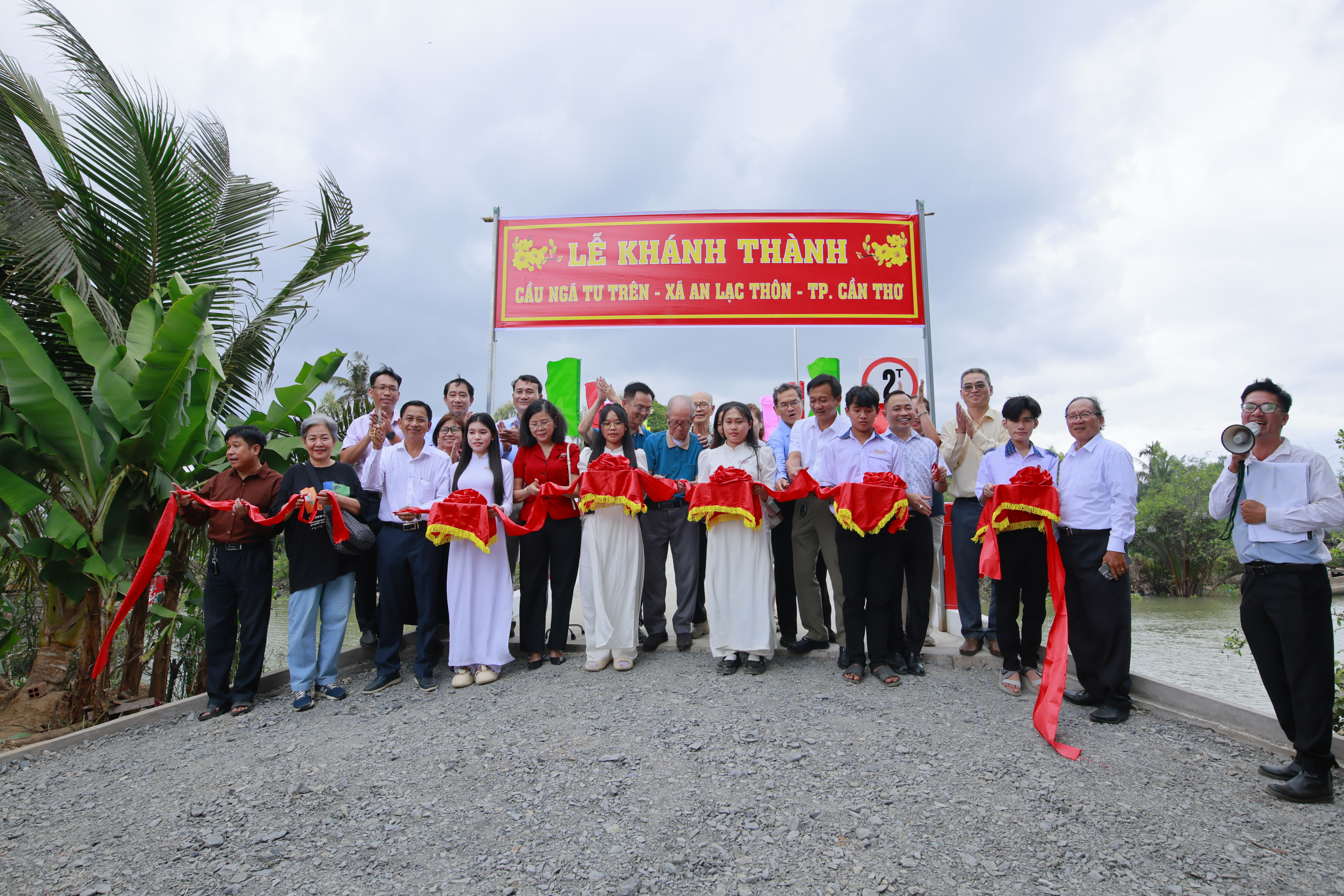 Khánh thành cầu Ngã Tư Trên và khám chữa bệnh, trao quà, học bổng cho học sinh, hộ nghèo An Lạc Thôn