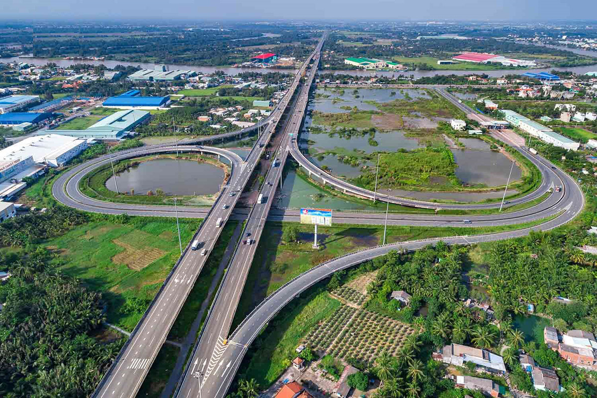 Đẩy nhanh tiến độ triển khai các dự án đường bộ cao tốc quan trọng quốc gia, trọng điểm