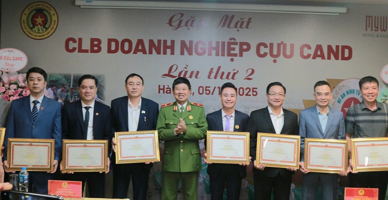 Hội Cựu Công an nhân dân chung tay đẩy mạnh xây dựng nhà tình nghĩa, hỗ trợ đồng bào bão lũ