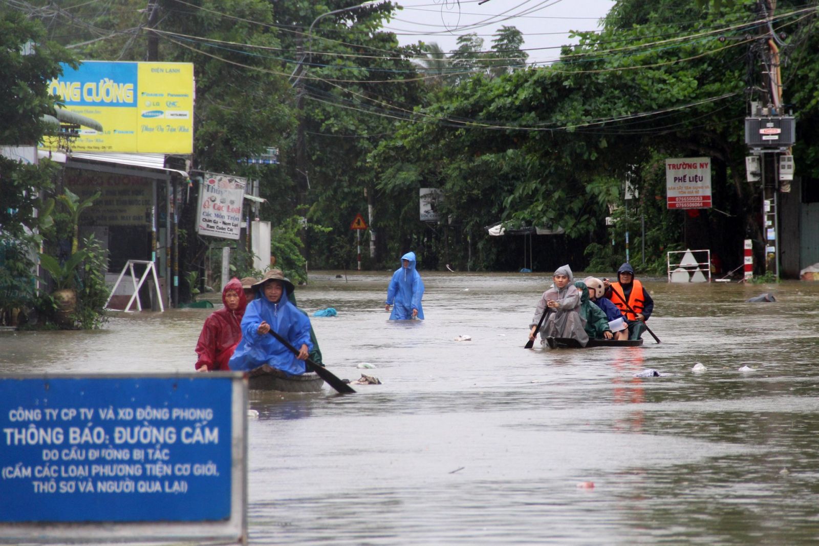 Khẩn trương triển khai tiếp tế cho người dân tại những khu vực bị ngập sâu, chia cắt
