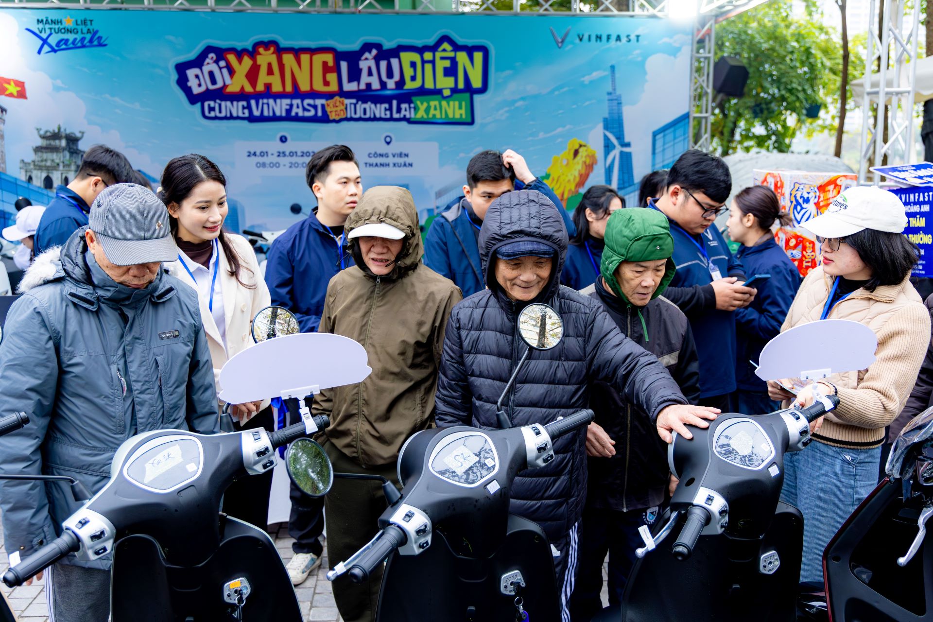 Sôi động ngày hội 'đổi xăng lấy điện' của VinFast trên khắp 3 miền