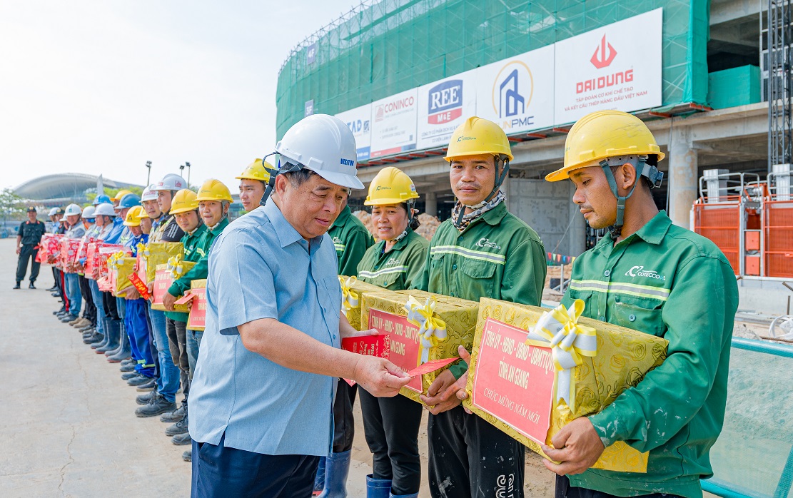 Phó Thủ tướng Nguyễn Chí Dũng thăm và chúc Tết công trường APEC 2027 tại Phú Quốc