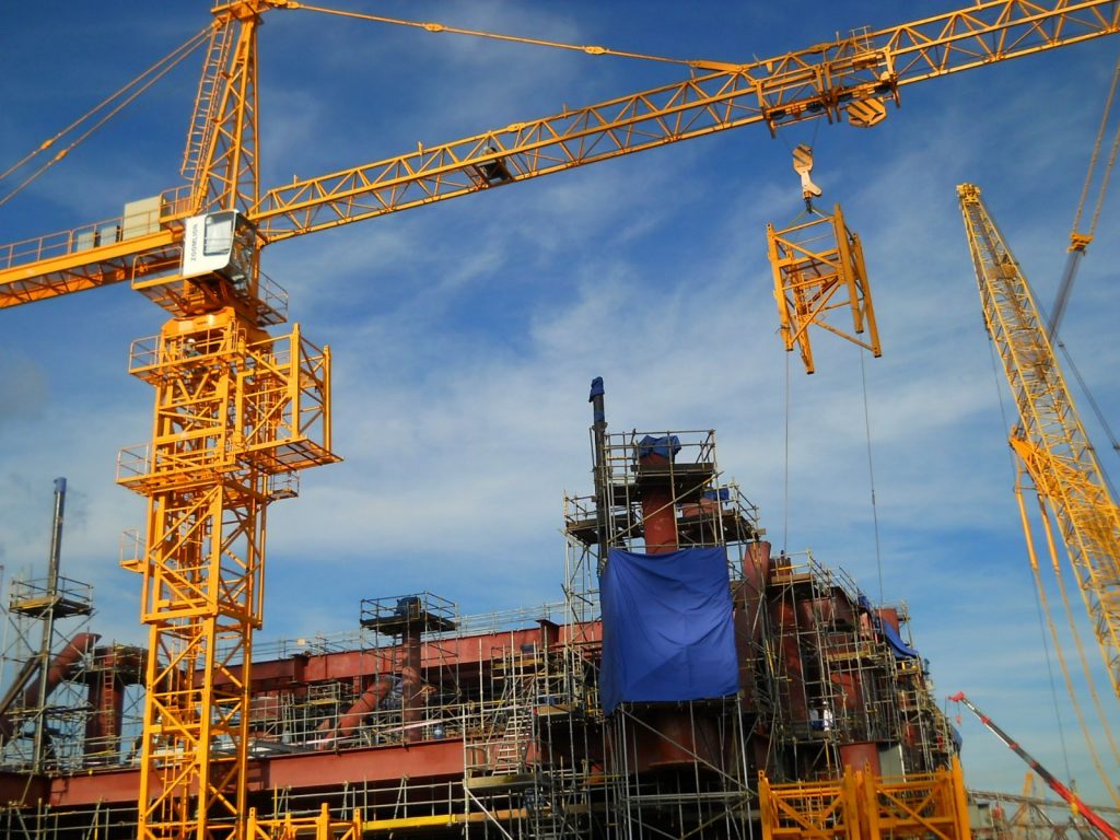Đánh giá tốc độ gió giới hạn để sử dụng an toàn cần trục tháp được quy định trong các tiêu chuẩn liên quan của Việt Nam