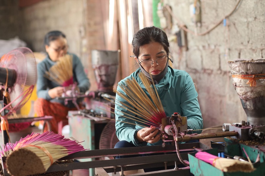 Rộn ràng ngày giáp Tết ở làng nghề làm hương Quảng Phú Cầu