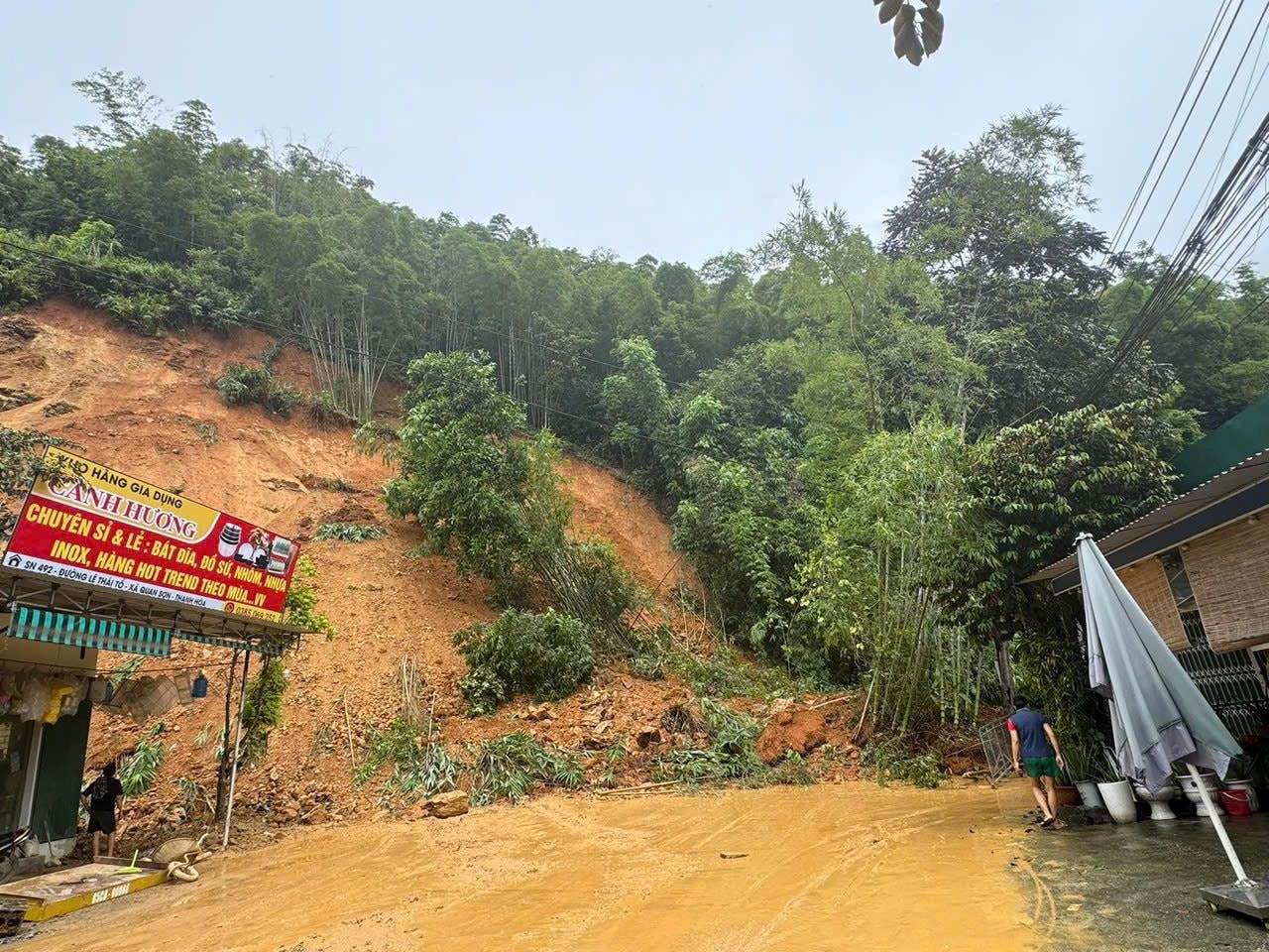 Khẩn trương hỗ trợ địa phương khắc phục các tuyến đường giao thông bị sạt lở