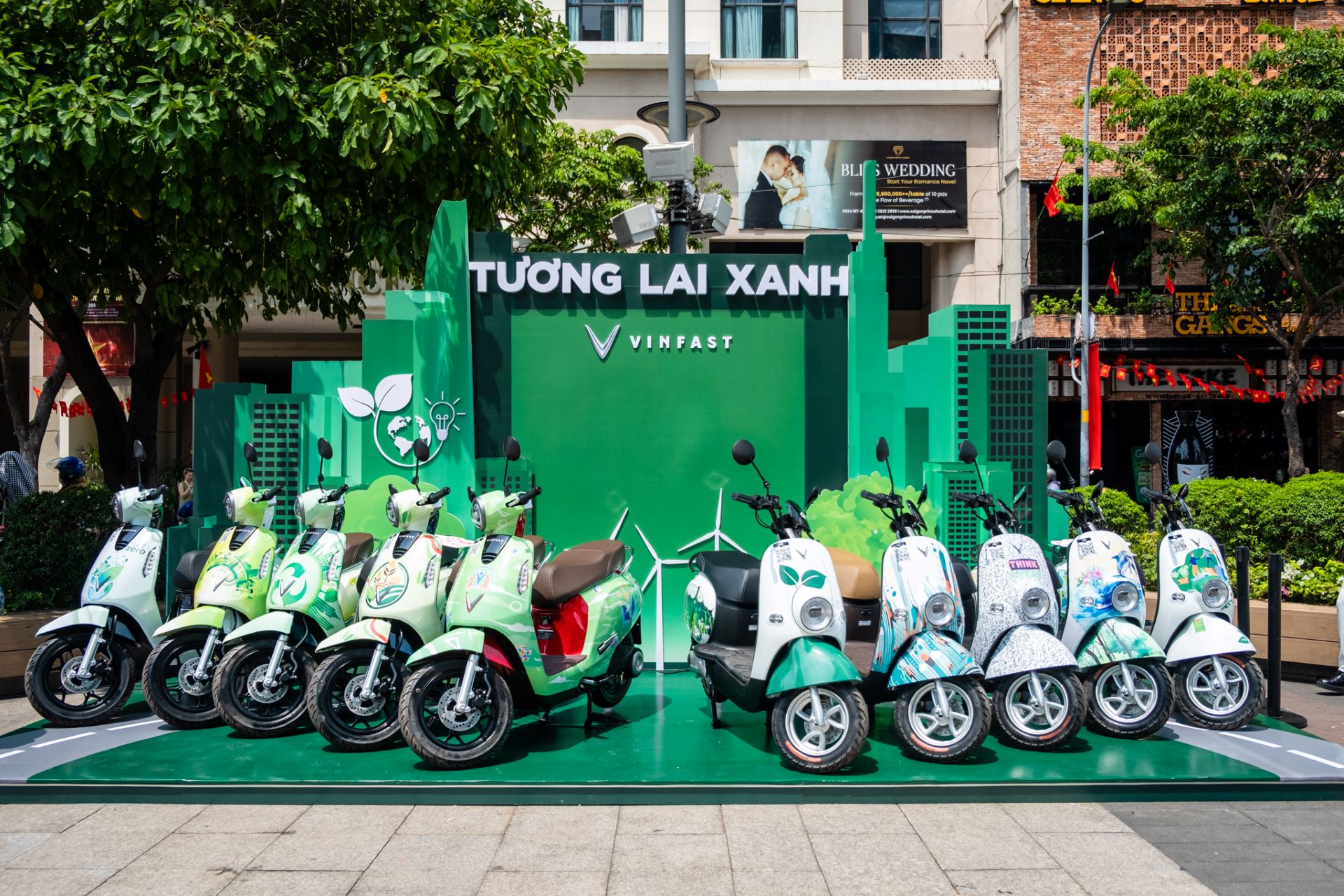 Người dân TP.HCM hào hứng 'check in' tại triển lãm '50 Hành trình - Một Tương lai Xanh' của VinFast