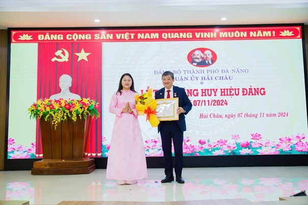 Chủ tịch Tổng hội Xây dựng Việt Nam vinh dự nhận Huy hiệu 40 năm tuổi Đảng