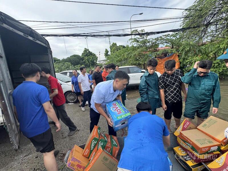 Phường Từ Liêm tích cực hỗ trợ người dân khắc phục hậu quả sau mưa ngập