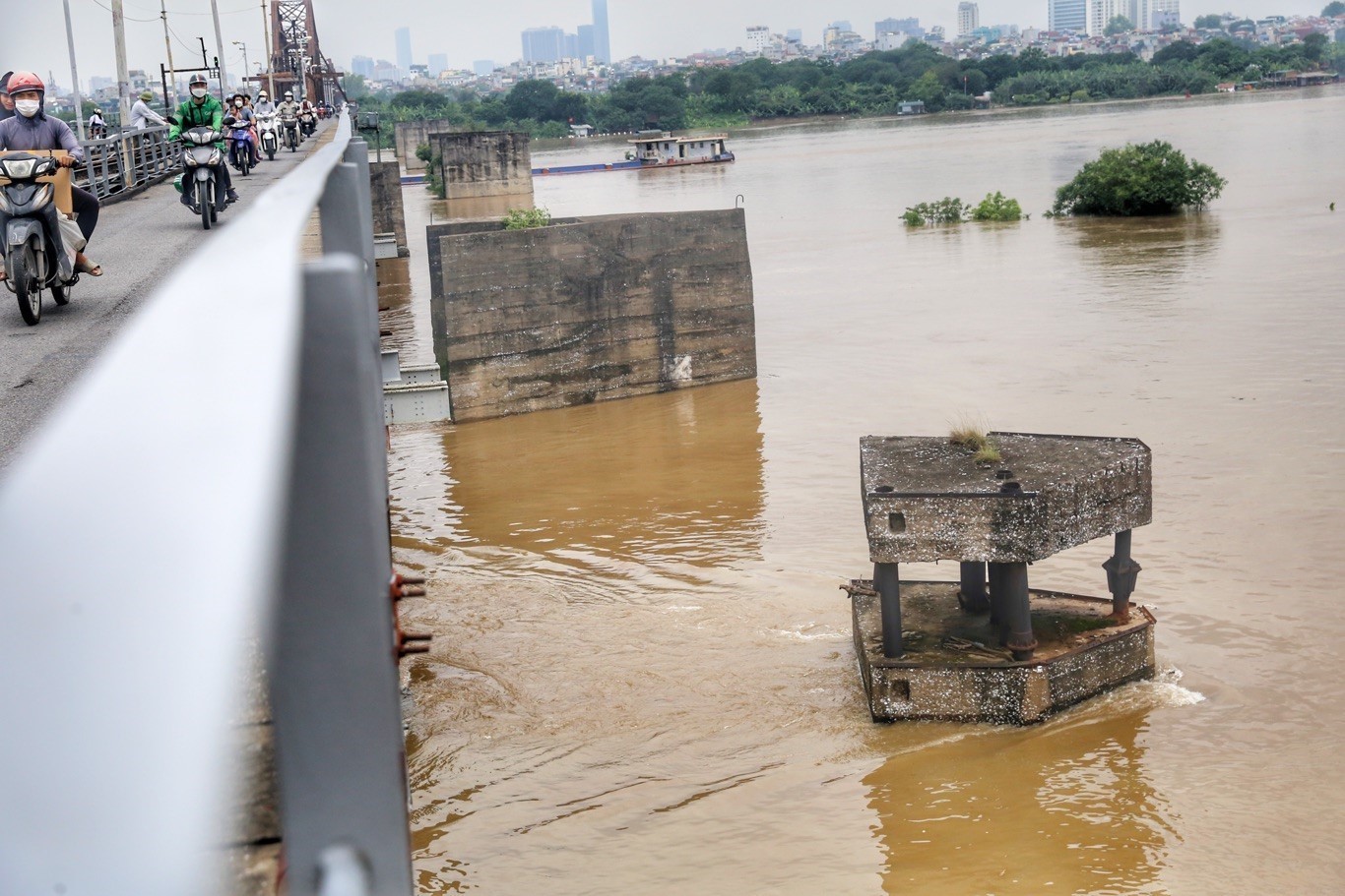 Nghiên cứu sự biến đổi quan hệ lưu lượng và mực nước trên đoạn sông Hồng qua Hà Nội