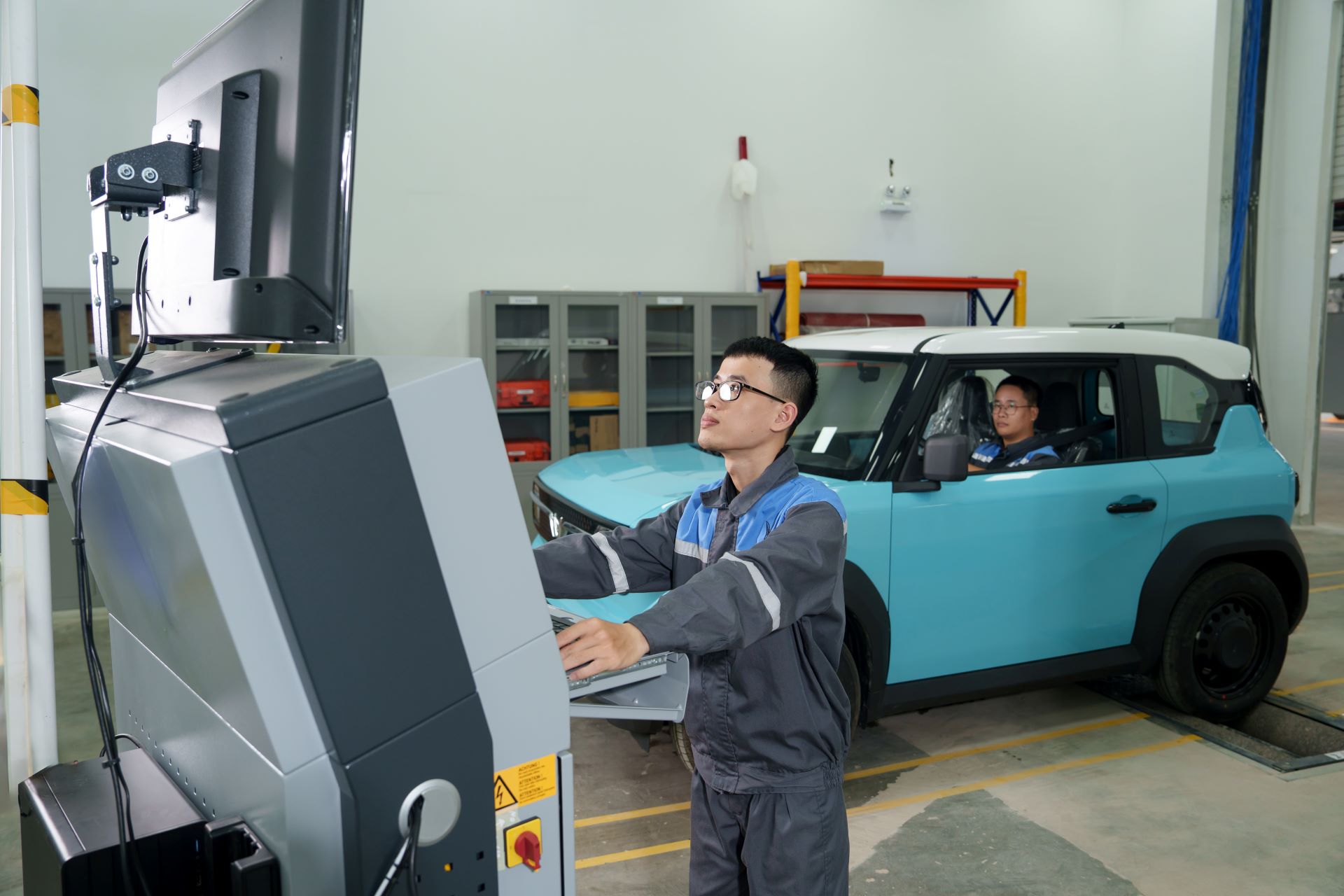 Những chiếc ô tô điện đầu tiên xuất xưởng từ nhà máy sản xuất mới của VinFast tại Hà Tĩnh