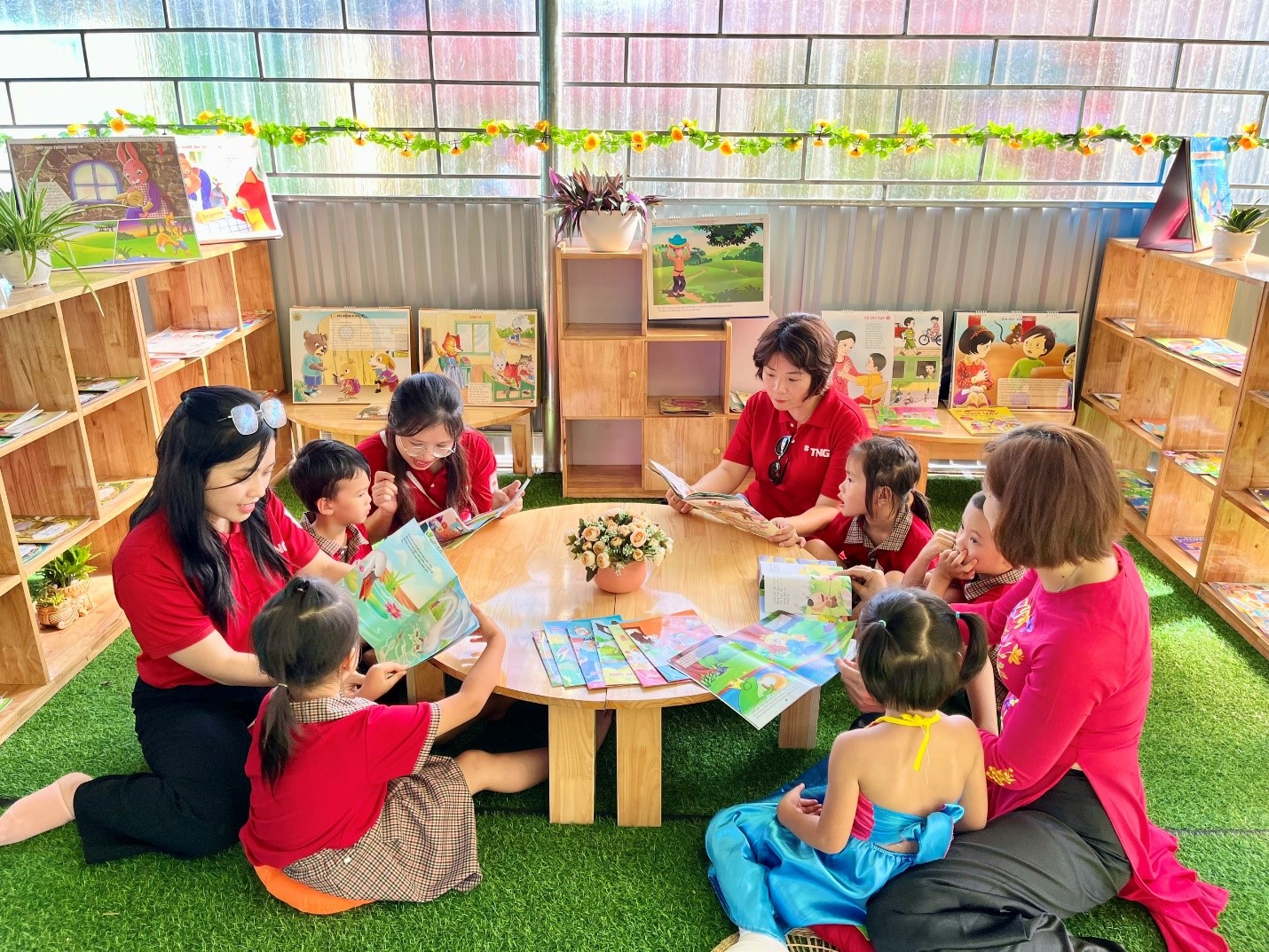 Xây thư viện xanh, TNS Holdings mang niềm vui đọc sách cho trẻ thơ - Ảnh 3