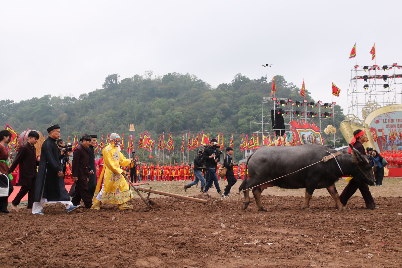 Khi 'Vua' đi c&agrave;y tại Lễ hội Tịch điền 2026: Đề cao vai tr&ograve; n&ocirc;ng nghiệp v&agrave; n&ocirc;ng d&acirc;n - Ảnh 6