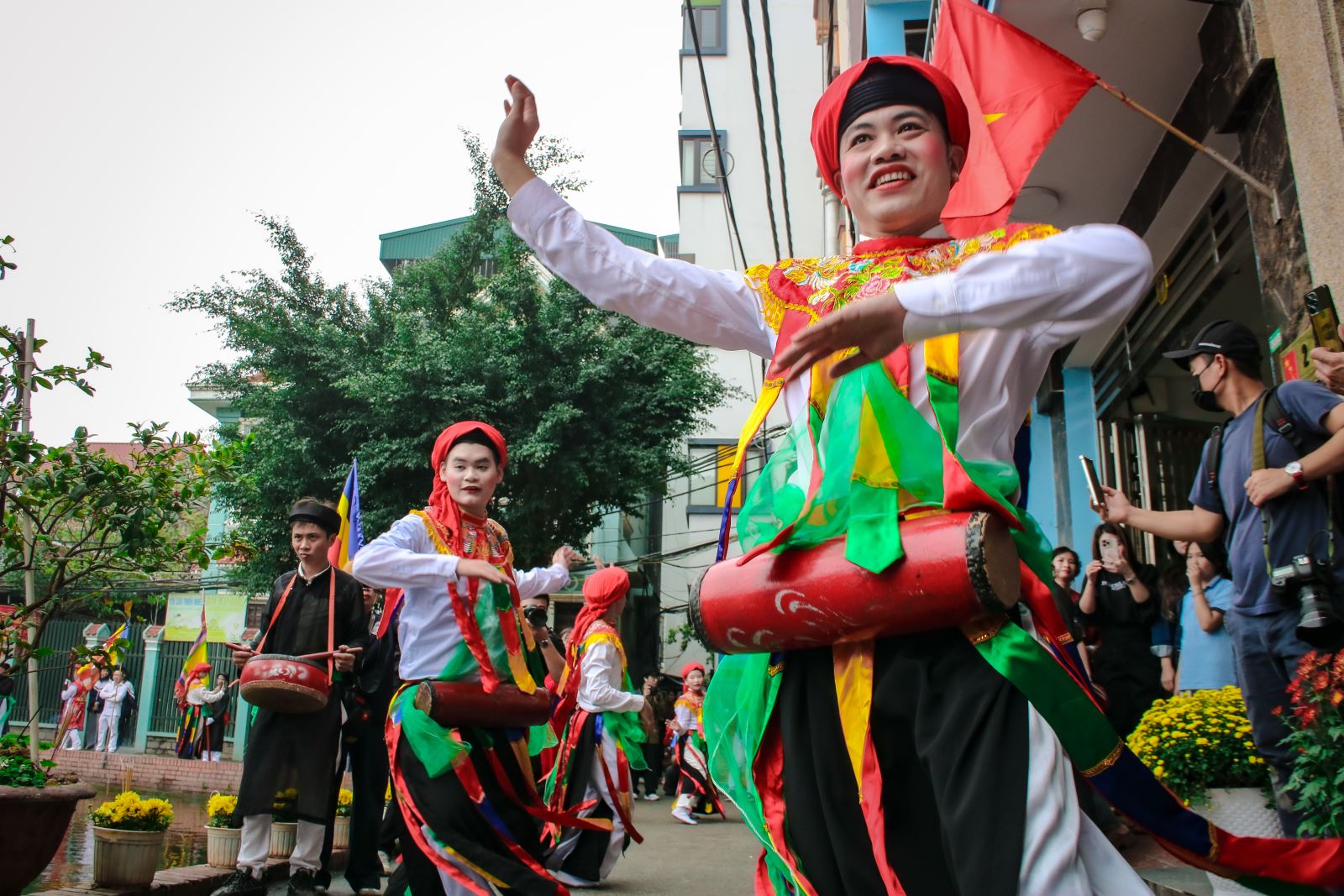 Trai l&agrave;ng Triều Kh&uacute;c t&aacute;i hiện điệu m&uacute;a 'Con đĩ đ&aacute;nh bồng' - Tinh hoa m&uacute;a cổ đất Thăng Long - Ảnh 9