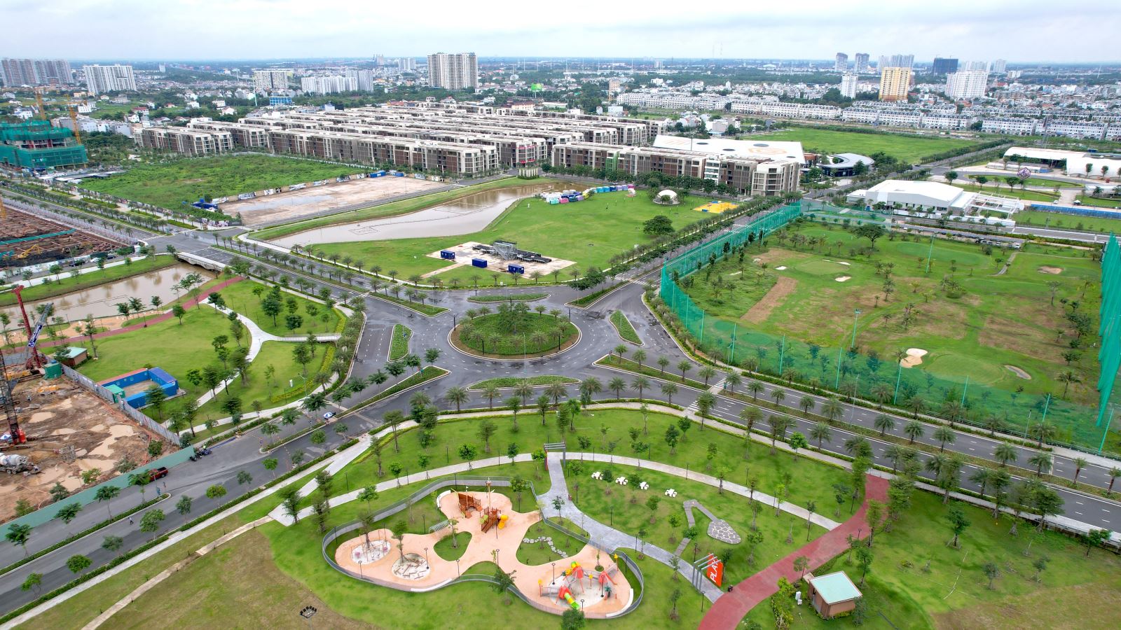 A city with a river and buildingsAI-generated content may be incorrect.