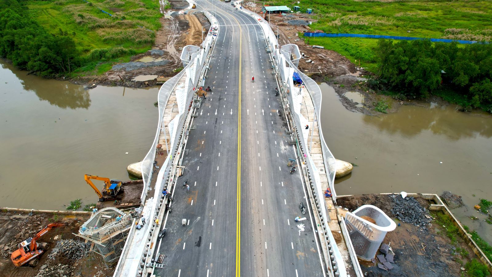 A road with a bridge over itAI-generated content may be incorrect.