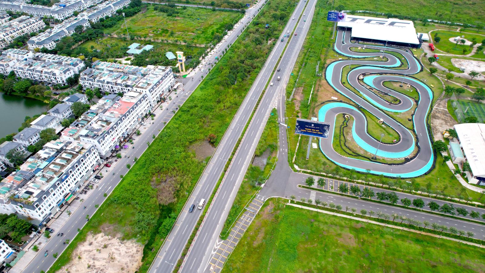 A aerial view of a race trackAI-generated content may be incorrect.