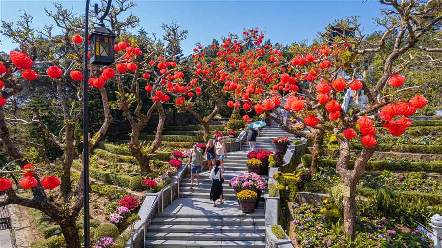 Du khách say sưa check-in với trăm nghìn bông tulip trên đỉnh Bà Nà - Ảnh 2