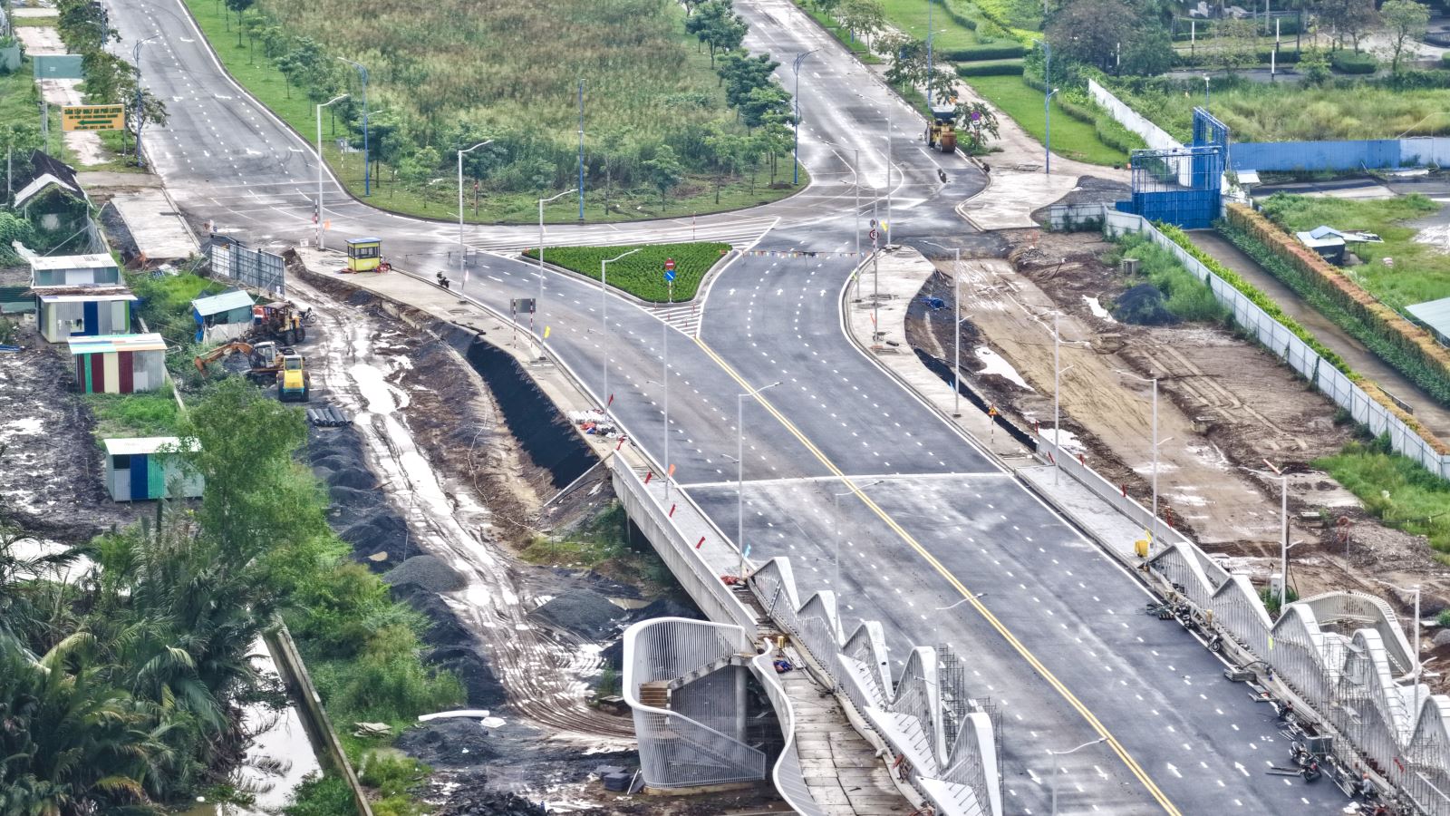 A bridge over a riverAI-generated content may be incorrect.